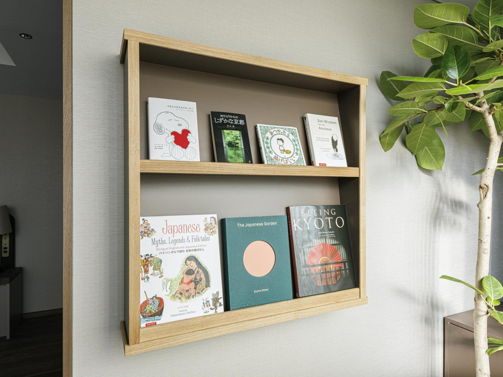 Good Nature Hotel Kiotó Szoba fotó A wall-mounted bookshelf